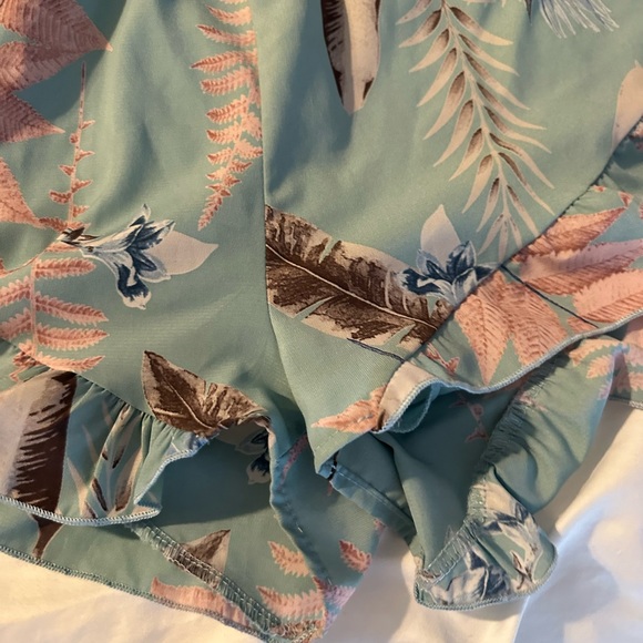 Blue Blush Womens Tropical Flora Print
Short Sleeve Ruffle Hem Romper Size S - Picture 6 of 8